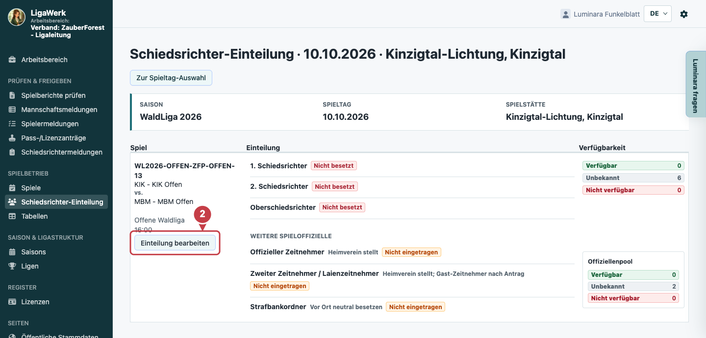 Spieltagsansicht mit Saison, Datum, Spielstätte und unbesetzten Einsatzplätzen; Nummer zwei zeigt auf Einteilung bearbeiten beim Spiel.