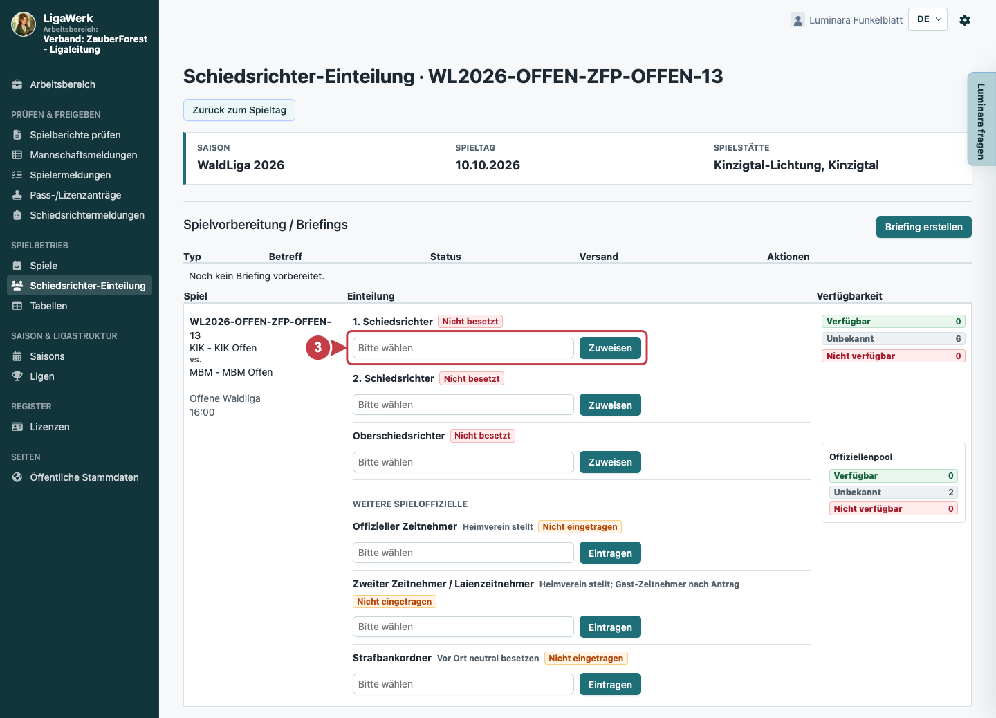 Einzelspiel-Einteilung mit Spielkontext und Verfügbarkeit; Nummer drei markiert Schiriauswahl und Zuweisen beim ersten Slot.