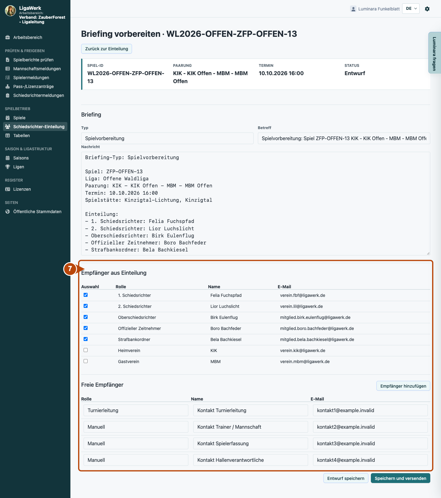Vollständiges Briefingformular mit Spielkontext, vorgeschlagenen und freien Empfängern sowie Speicher- und Versandbuttons; Nummer sieben markiert die Empfängerauswahl.